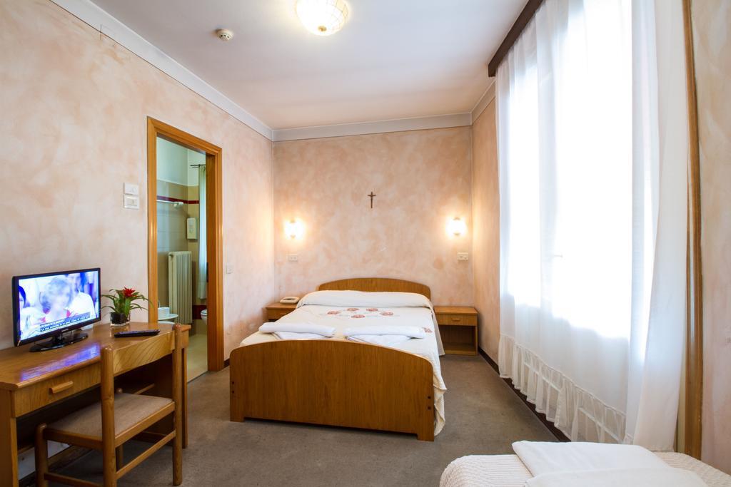 Albergo Ristorante Da Felice Loria Exteriör bild